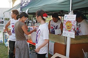 飲食の模擬店が多数出展