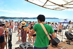 いつもの海がフェス会場に！（昨年の様子）