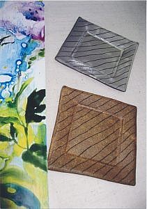 マサ子さん(左)と正治さん(右)の作品