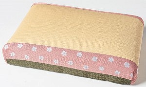 あぐらの姿勢もこの大きさなら快適に サイズ：縦30×横43×高10cm 重さ：約1,740g