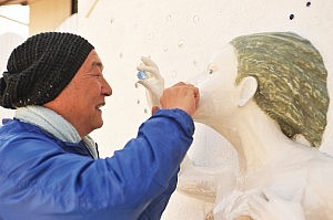 最後の仕上げに取り組む鈴木陽児さん