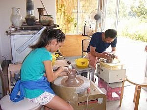 ろくろを使って作品づくりに挑戦