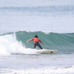 朝6時からサーフィン大会開催