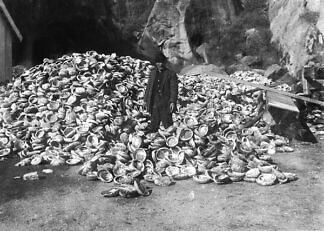 アワビの貝殻に囲まれた小谷源之助