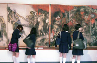 「原爆の図」を観賞する高校生（埼玉県・原爆の図丸木美術館）