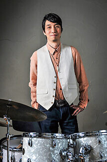 奥平真吾（Dr）