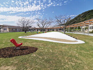 公園スペースには砂場やシーソーなど、まさに「ようちえん」の設備が