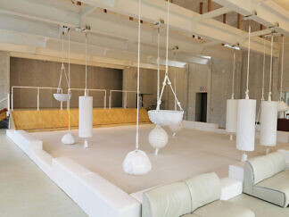 キッズスペースやカフェスタンドのある「プレイカフェ」。すべり台や吊りおもちゃがあるお子様連れの憩いスペースに