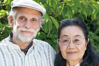 特別出店するエドワード・レビンソンさんと鶴田静さん