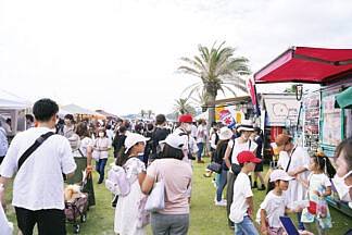 芝生広場に飲食店らのテントが立ち並ぶ