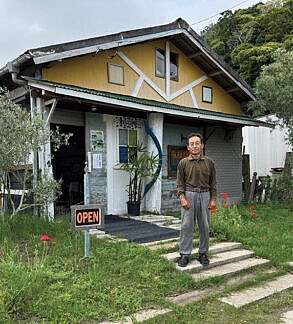 ギャラリーの前に立つオーナーの押元正行さん。写真連盟のメンバーでもあり作品も出展