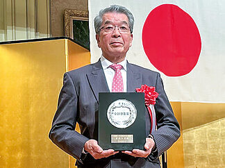 表彰式で卓越技能章を手にする長田さん（今月10日に東京都内のホテルで）